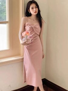 Casual klänningar kvinnor rosa chic veckad elegant sling klänning sommar mode sexig klubb split 2024 svart koreansk vintage hepburn kväll