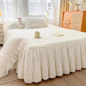 Salia de cama acolchoada três peças Conjunto Four Seasons Universal Anti -Slippuled Coração Padrão em forma de coração Folhas de cama de algodão grossa