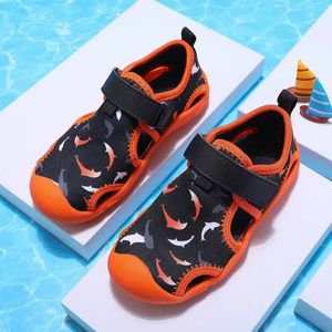 Sandals per bambini Girls alla moda comodo in maglia traspirante per ragazzi ragazzi sport d'acqua scarpe da spiaggia per bambini 240424