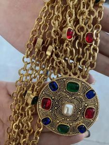 Ketten berühmte Designer Europa und die US -amerikanische Mode große französische Vintage Achate Color Edelstein Halskette