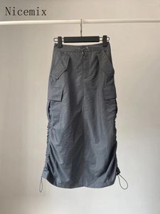 スカートスパイシーな女の子女性のための夏のアメリカのレトロルーズカジュアルスプリットミッドレングススカートのためのスパイシーな乾燥プリーツドローストリングカーゴ