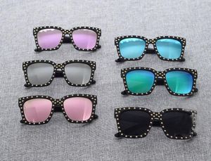 2017New Spring Summer Childrensunglasses Fashion Children Rivet Solglasögon EuropeanAmerican Style Kids UV Protection Fashion Mirr1736146