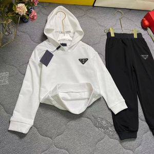 Baby Hoodies Kid Sets Tops de manga longa Pant Sweater Sweater Child Duas peças Capaced Letter Fasion meninos garotos vestem a marca infantil esportivo casual confortável quente