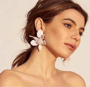 Moda ve Amerikan moda süper peri büyük marka abartılı bir kulak deliği kulak klibi kadın çiçek taç yaprağı yanlış küpe hol3963136