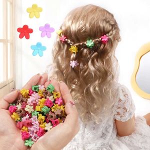 ヘアアクセサリー30pcs女の子新生児のかわいいミニ漫画ヘアクリップcl flowersmall hair cls子供甘いヘアピンベビーヘアアクセサリー