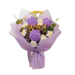 Fiori decorativi alla moda e bellissimi mazzi di filato intrecciati per il regalo che danno la carta da imballaggio dello stesso colore è pieno di estetica