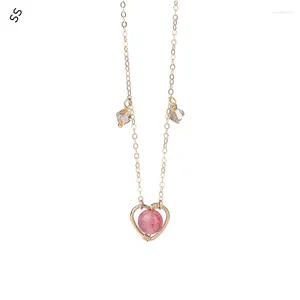 Collane a pendente leggera maglione di lusso Collana a forma di cuore Metal e perle rosa Accessoria