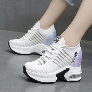 Fitnessskor kvinnors plattform kil 9 cm hög häl ökar damer casual mesh andningsbar kvinna chunky sneakers vit