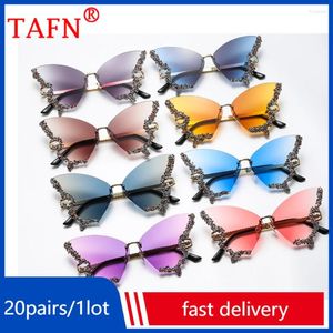 Telai di occhiali da sole 20pcs Diamonds Women Summer Butterfly Shapeless Y2K Cute Eyewear Sole Sunce Bulk Oggetti all'ingrosso TO11551