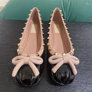 Sapatos casuais redondo dedo do pé ruched ballelerinas arco rebite arbustos rasos de couro patente feminino sandalias mujer veno