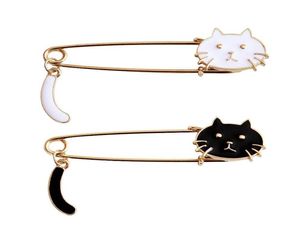 Para czarnych białych kotów metalowe broszki machające ogonowe szpilki szkliwa słodkie kreskówkowe zwierzęce pin ubrania plecak