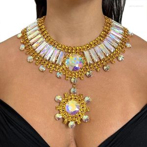 Colares pendentes 2024 Jóias de jóias de luxo Colar de gargantilha dourada para mulheres Bling Crystal Declaração Acessórios de jóias