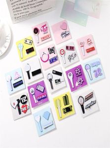 Brooches KPOP Stray Kids Twice Itzy Aespa Ateez Astro The Boyz Seventeen Badge Light Stick ThreePiece Brooch Bag Accessory Fans G9014510