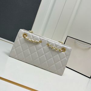 Designer -Tasche Vintage -Kalbskalfellhandtasche mit vergoldeten Hardwareketten traditionelles und dennoch einzigartiges Diamantnetzmuster mit Markenlogo - Frauenabend Clutch