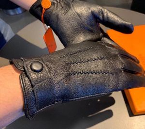 Zimowe prawdziwe skórzane mężczyzn designerskie rękawiczki Modne czarne, ciepłe rękawiczki dla mężczyzn Wysokiej jakości męskie rękawiczki z designerskim pudełkiem7465662