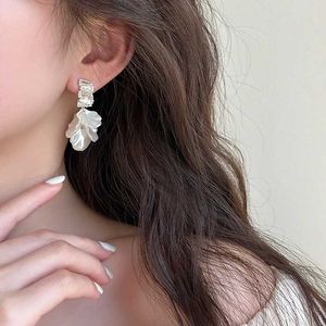 Dangle Chandelier White Shell Pearl Flower Drop Earrings For Women Korean Elegant Petal Dangle Earrings Ladies Fashion Zircon Ear Jewelry