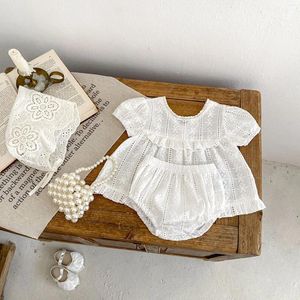 Giyim setleri bebek kız sevimli dantel işlemeli takım 2024 yaz bebek düz renk üst üçgen pantolonlar doğdu saf pamuklu giysiler