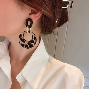 Earrings Trendy Unique Leopard Print Drop Earrings for Fashion Girl Acrylic Metal Round Pendant Dangle Earrings Leopard Snake Jewelry 230831