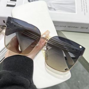 Fashionable men's glasses Designer Fashion Sunglasses for Women Men with Chain Arm Classic Luxury Letter Sun glass Goggle Adumbral Eyeglasses