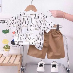 Set di abbigliamento Nuovi bambini estivi per bambini per bambini abiti da abbigliamento T-shirt con lettere di cartoni animati+pantaloncini casual vestiti ragazze abbigliamento 2 pezzi/set