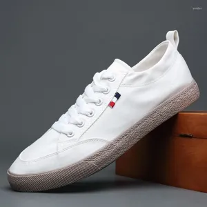 Scarpe casual in tela bianca semplice da uomo sneaker estivi alzati uomini bassi uomini vulcanizza lo skateboard bd20021