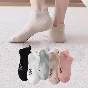 Mulheres meias 4 pares engraçados fofos bordados tornozelo de algodão curto coroa branca kawaii cutas doces para casais presentes