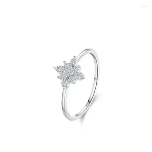 Cluster Rings S925 Серебряное серебро простые персонализированные снежинка сверкающего алмазного кольца Женское элегантное и сладкое тонкое кольцо универсально