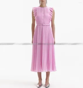 Lässige Kleider Frauen Frühlings- und Sommerakkordeon pluffenschwämschernde ärmellose Runde Hals Chiffon Midi Kleid mit Gürtel