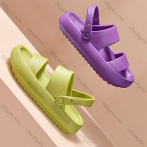 Sandálias de chinelos personalizados para mulheres com solas grossas para o verão da moda da moda da moda da internet, estudante fofo para roupas ao ar livre
