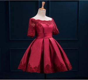 Mini Burgundy Short Cocktail Kleider von Schulter halbe Ärmel mit Spitzenapplikation Ruch Satin 2020 Heimkehrkleider für Party Go8289297