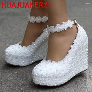 Kleiderschuhe 2024 Weiße Keile Hochzeitspumpen süße Blumenspitze Perle Plattform Pumpe Braut Schuh High Heels