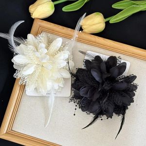 Brooches Exquisite French Mesh Feather Corsage Pin Famous Design Dress Banquet Brooch Temperament Retro Jewelry Accessories