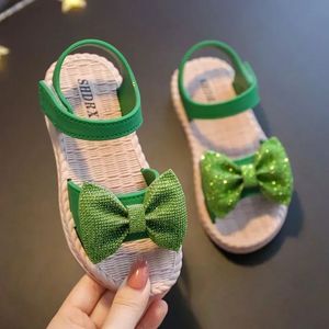 Barnskor Summer Sandaler för flickor Bow Nonslip Soft Soled Versatile Solid Korean Children Sweet Princess Beach 240423