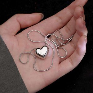 925 Silver Love Necklace For Womens High End Light Luxury och Liten Crowd Instagram Hip Hop Versatile Simple Popular Heart Shaped Pendant