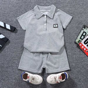 Set di abbigliamento ragazzi set estivi casual set per bambini abiti da moda abiti per bambini top a maniche corte+pantaloncini 2 pezzi 2024 nuovi abiti a colori solidi per bambini