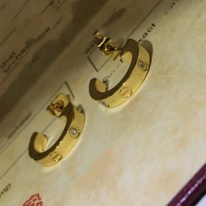 Designers de designers de marca Brincos de cartas clássicas Charme Earring Elegante Casal de Gift Premium Premium 18K Brincos geométricos de ouro para acessórios para festas de casamento