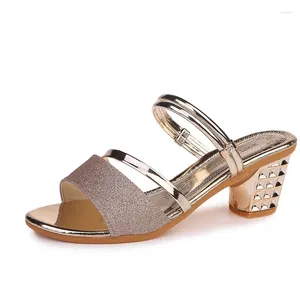 Slippers 2024 Gold Women Shoes Sliver Summer Summer Saltos altos saltos baixos quadrados sapatos de calcanhar médio sandálias femininas