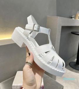 مصممة امرأة رياضية مطاطية صندل شاطئ الأحذية منصة المرأة الكعب الكعب Sandal Slippers أسود أبيض من جديد 1692134