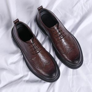 Sapatos casuais moda tênis respirável plataforma feita para homens 2024 Male Oxford Retro Luxury Leather