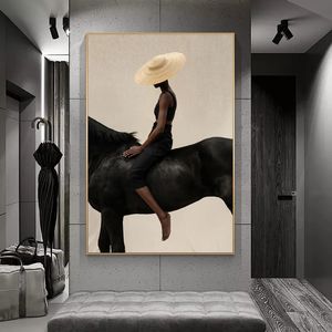 Donna con Cap Horse Home Decor tela dipinta di immagini artistiche da parete per soggiorno poster e stampe decorazioni interne 240425