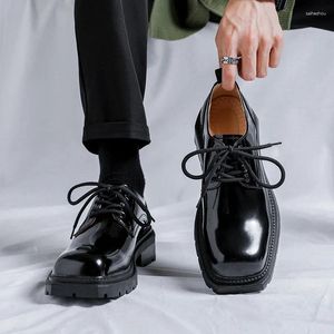 Buty swobodne męskie moda patent skórzana marka projektant Square Toe Oxfords Shoe Party Bankiet sukienka czarna stylowa platforma Mężczyzna