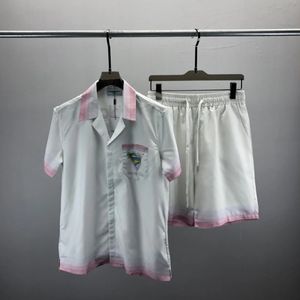 夏の高品質の短剣のシャツセットピンクストライプ男性のためのプリントパターンシャツハワイアンビーチカサブランド240419