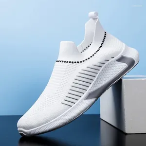 Sapatos casuais estilo masculino no outono e inverno: esportes de moda de lazer de meias de meias de corrida respirável.