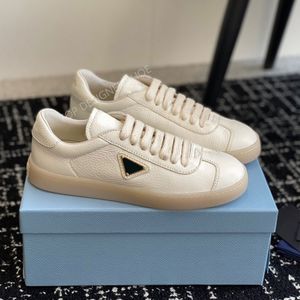 Mode av högsta kvalitet triangel tennisskor kvinnors äkta läder snörning låg-topp plattskor landningsbanan sneakers lyxdesigner casual sport sko fabrik skor