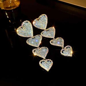 Dungle avize mavi rhinestone damla küpeler parlak uzun püskül kalp kalp aşk sallanıyor küpeler altın renk parti düğün takılar kadınlar için