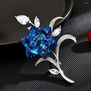 Broşlar moda kristal zirkon buket broş için kadın ziyafet gece elbise aksesuarları mavi gül çiçek mücevher hediyeleri