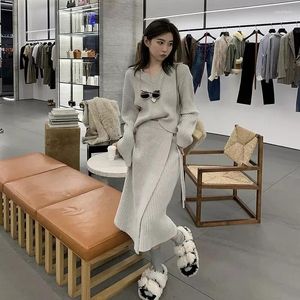 Arbetsklänningar 2024 Autumn and Winter Fashion French Knit Set tröja avslappnad lat högkvalitativ temperament med halva kjolen tvådelar