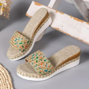 Slippers feminina cunha feminina de verão de solas de solas médias de solas de solas de solas de solas de lesão externa de praia de praia