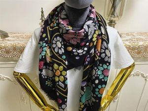 Ny stilstorlek 130 cm 130 cm Silk Wool Material Print Letters Flowers Mönster Black Color Beautiful Square Scalves Shawl For Women955669610