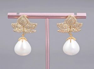 Guaiguai smycken White Sea Shell Pearl Gold Color Plated CZ Micro Pave Drop Earrings For Women Real Gems Stone Lady Fashion Jewell4430466